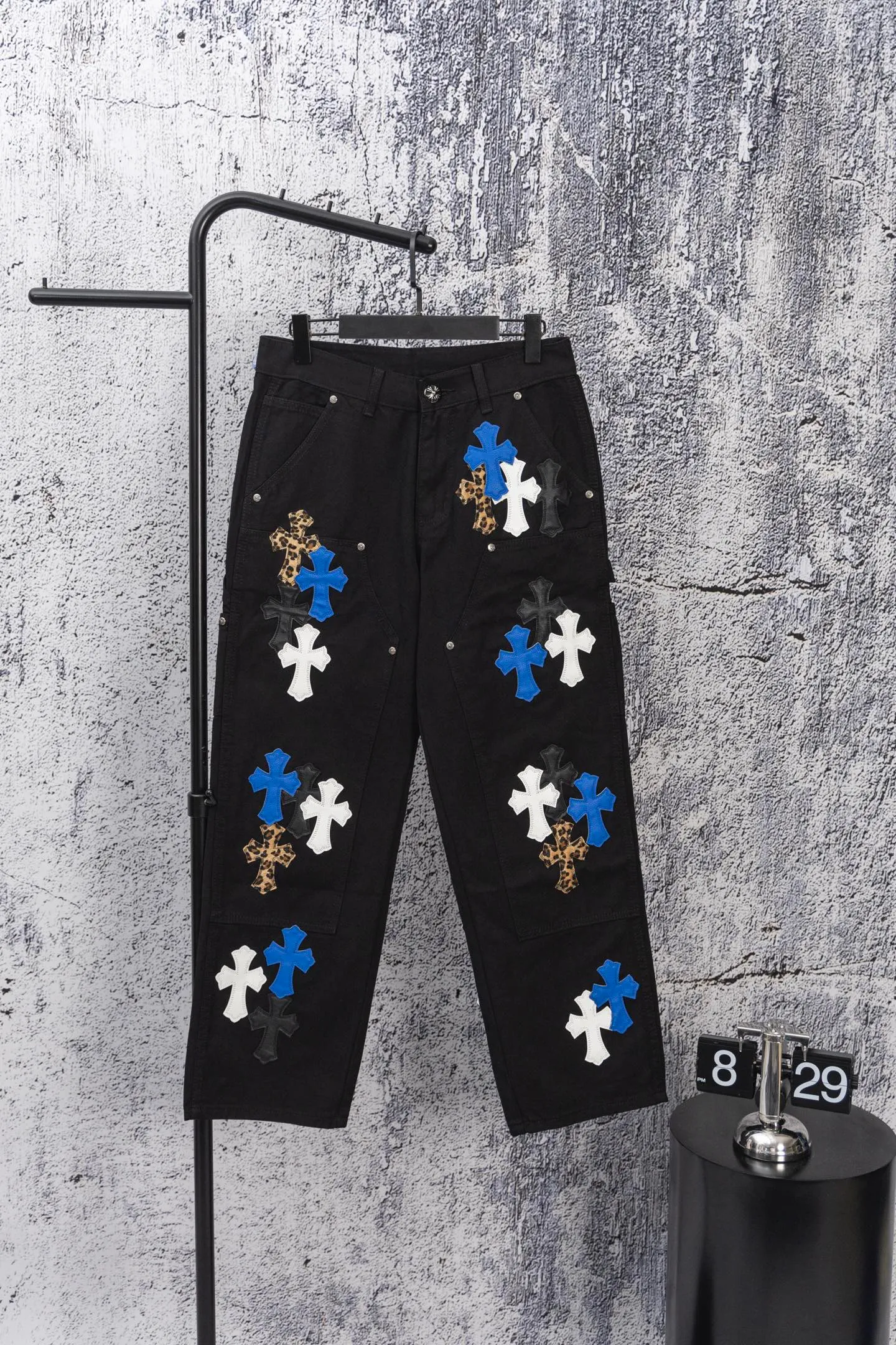 P270 chrome hearts new blue and white leopard print cross patchwork leather black jeans vi Top heavy industry fashionable design] Consistent high street luxury style creation. Speaking of this style, the Zangyin family and GU family are definitely the leading representative brands. Especially the Zangyin family has really achieved a state-of-the-art effect in creating high street style. The unique washed material is used to create this style. The color system is quite eye-catching. After it is decorated with patchwork cross flowers, it cleverly highlights the charm of the brand. Secondly, this style uses classic The classic high-waist cutting design highlights the long legs and fashionable temperament of the upper body. The brand is highly recognizable and the slim fit configuration is more suitable for daily wear. It is a product that interprets personality, fashion, and specifications at a glance. This single product is enough to make any fan excited. It can be a white T-shirt for youthful preppy style, or a tight suspender for lady style. It has strong matching ability and can be easily controlled by men.  [Materials and craftsmanship] Needless to say, this point goes without saying. As an excellent craftsman brand, Zangyin’s requirements for details and craftsmanship are really perfect. The washed color of this model has gone through so many processes, not to mention the embellishment of denim appliques. It is also purely hand-made and sewn. Just like what they believe in, only hand-made things have soul and have the meaning of wear. A top-notch heavy-duty fashionable denim item, I look forward to your perfect interpretation! ! Size: 28-36 Color: black